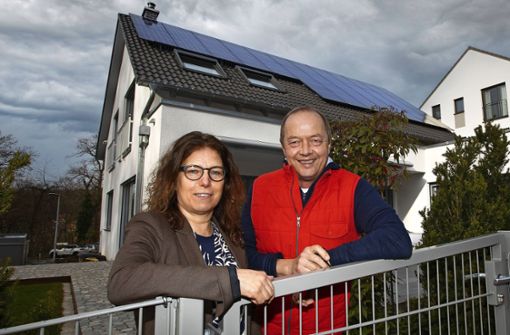 Alexandra und Joachim Schadow vor ihrem prämierten Klimahaus in Leinfelden Foto: Horst Rudel