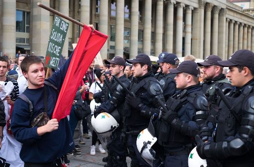 Die Polizei hält die Gegendemonstranten auf Distanz. Foto: Lichtgut/Max Kovalenko
