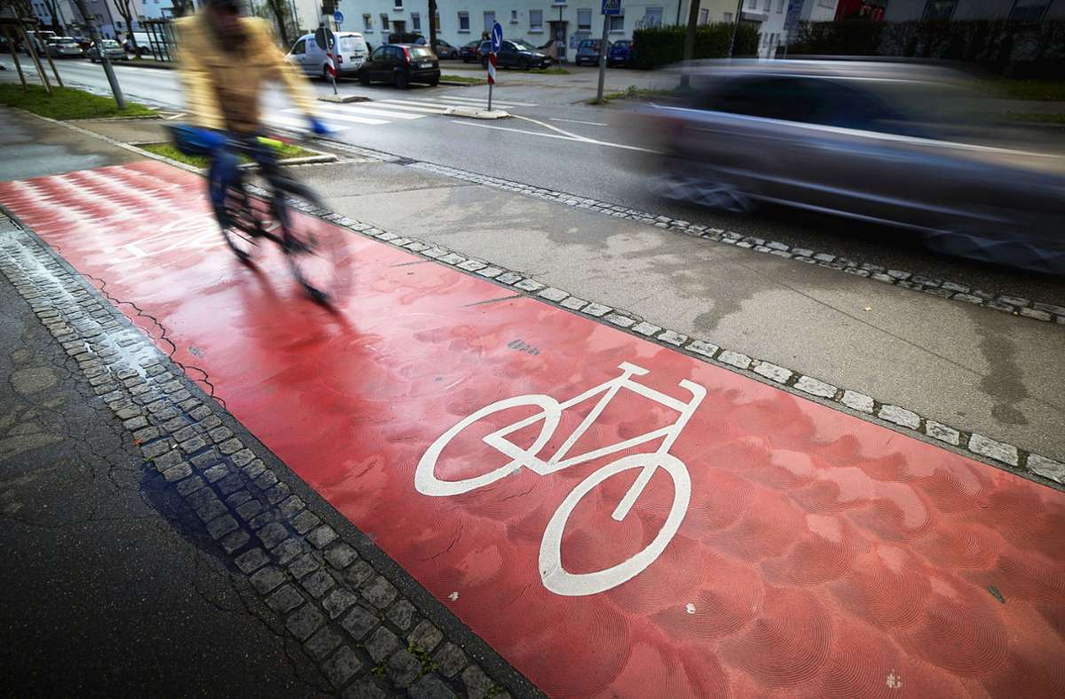 Sollte der Radschnellweg hier verlaufen, müsste die rote Markierung an der Stuttgarter Straße deutlich breiter ausfallen.