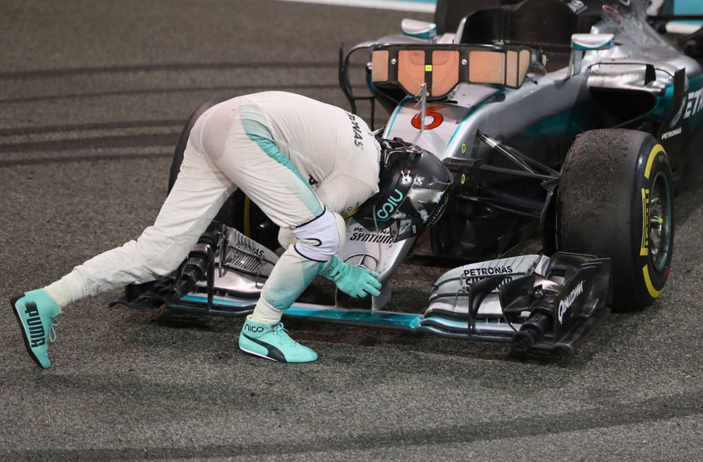 Zuerst gibt es einen Kuss für den Formel-1-Mercedes mit der Nummer sechs – schließlich hat er Nico Rosberg auch zum Weltmeister gemacht.