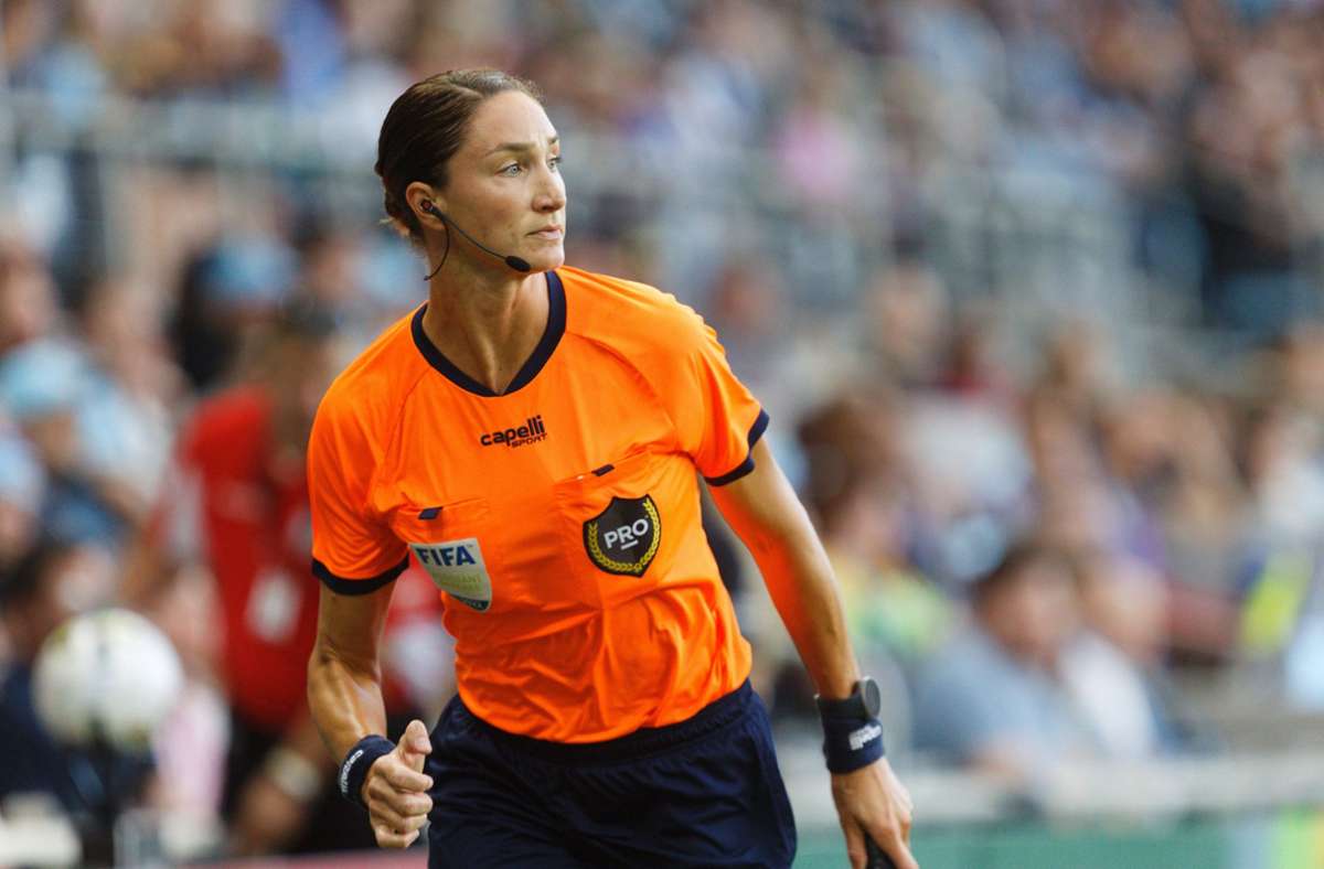 Kathryn Nesbitt leitete als erste Frau das  MLS-Cup-Finale 2020, also das Finalspiel der US-amerikanischen Fußballliga Major League Soccer. Im selben Jahr  wurde sie zur besten Schiedsrichterassistentin in der MLS ausgezeichnet. Nach Katar ist sie als Assistentin berufen worden.