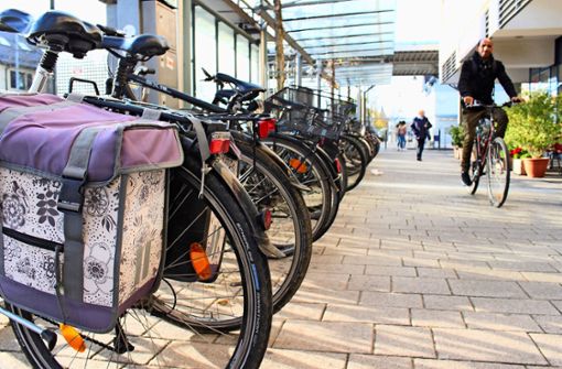 Fahrradständer hat es am Bernhausener Bahnhof, die Verwaltung sucht noch nach Stellplätzen für Boxen – nach dem Geschmack mancher Radler nicht konsequent genug. Foto: Holowiecki