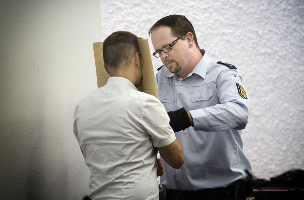 Kurz vor der Urteilsverkündung verdeckte der 31-jährige Angeklagte  sein Gesicht mit einem Aktenordner. Foto: /Horst Rudel/Archiv