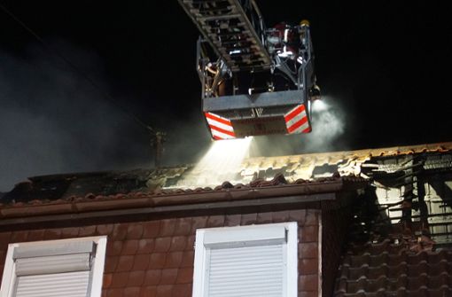 Die Feuerwehr im Einsatz: Das Feuer hinterließ schwere Schäden am Wohnhaus. Foto: SDMG/SDMG / Gress