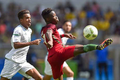 Carlos Mané gegen den Algerier Sofiane Bendebka (links) in der Gruppenphase bei den Olympischen Spielen in Rio.Jetzt führt sein Weg zum VfB Stuttgart. Foto: dpa