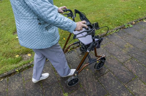 Eine 101-Jährige hatte sich aus dem Pflegeheim geschlichen, um ihre Tochter zu sehen. (Symbolbild) Foto: imago images/Schöning/ via www.imago-images.de