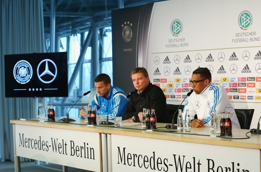 Lukas Podolski (links) und Jérôme Boateng (rechts) bei der DFB-Pressekonferenz. Foto: Getty Images/Bongarts