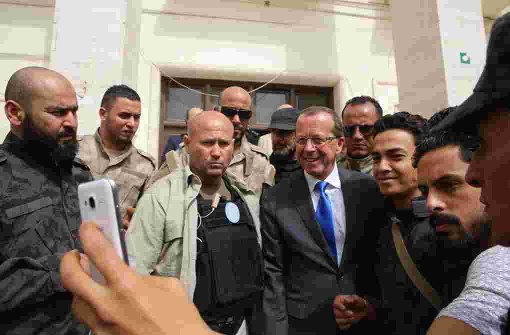 Der Leiter der UN-Mission in Libyen, Martin Kobler, zu Besuch in Tripolis: Der Einsatz der UN scheint sich ausgezahlt zu haben, denn die islamistische Schattenregierung will sich zum Wohle des Landes zurückziehen. Foto: dpa