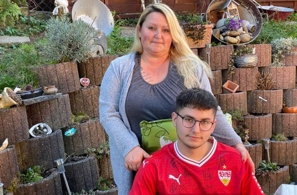 Robin Schmetzer ist glühender VfB-Fan. Der 20-Jährige kämpft mit seiner Mutter Sabrina Clauss-Schmetzer gegen eine tödliche Krankheit. Foto: Privat