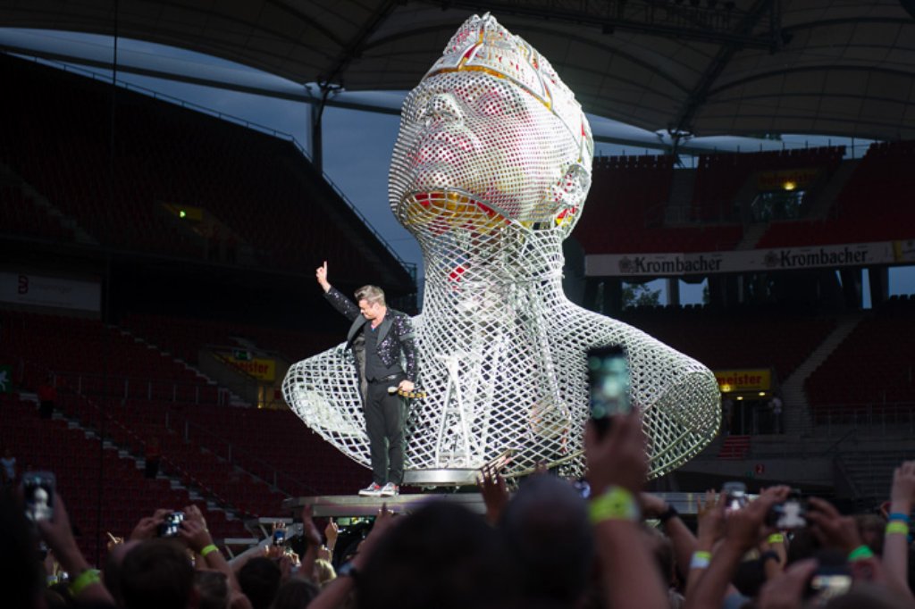 Robbie Williams in Stuttgart - 45.000 Zuschauer in der Mercedes-Benz-Arena bekamen ein herrliches Spektakel zu sehen. Klicken Sie sich durch unsere Bildergalerie.