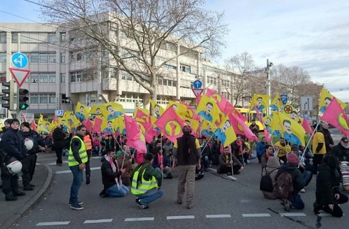 Der Kurdenmarsch startete am Montag in Stuttgart. Foto: dpa