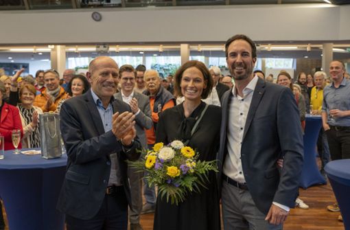 Der strahlende Sieger am 14. Mai: Alexander Noak (rechts) mit seiner Frau und dem Vorgänger Joachim Wolf. Foto: Jürgen Bach