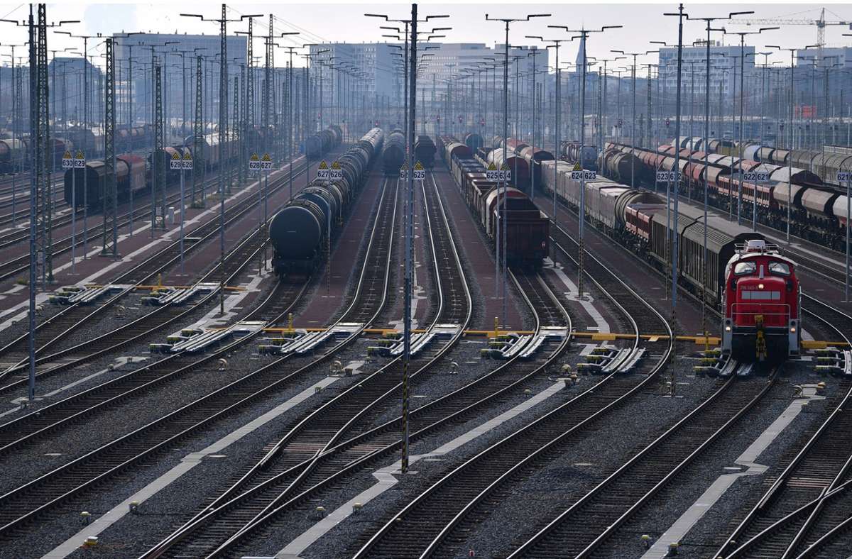Die Bahn will 1800 Kilometer Gleise, 2000 Weichen, 140 Brücken und 800 Bahnhöfe modernisieren und erneuern. Foto: dpa/Hendrik Schmidt