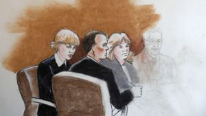 Diese Skizze eines Gerichtszeichners zeigt Taylor Swift (links) mit ihrer Mutter vor Gericht. Foto: AP