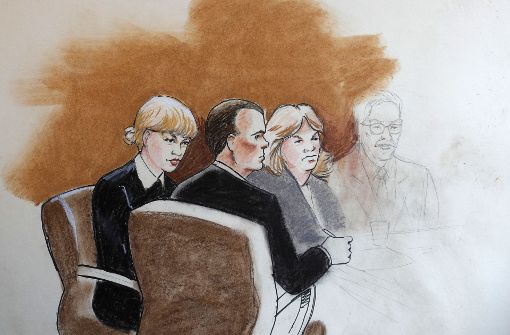 Diese Skizze eines Gerichtszeichners zeigt Taylor Swift (links) mit ihrer Mutter vor Gericht. Foto: AP