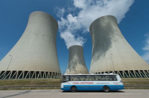 Atomkraftwerke wie hier im tschechischen Temelin sollen nach dem Willen der EU-Kommission als nachhaltige Energielieferanten eingestuft werden. Nicht nur Umweltschützer sind entsetzt. Foto: picture alliance/dpa/Armin Weigel