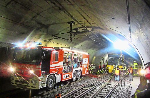 Das Schienenrüstfahrzeug der Feuerwehr kann auf den Gleisen in den Tunnel fahren. An Bord hat es alle Geräte, die die Rettungskräfte brauchen, um die Bahn zurück aufs Gleis zu bringen. Foto: SSB