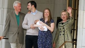Hillary Clinton (rechts) möchte die erste US-Präsidentin werden. Zum Wahlkampf gehören auch Fototermine mit der Familie – inklusive dem neugeborenen Enkel. Foto: AP
