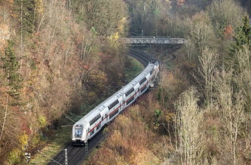 Ein Intercity auf der Gäubahn: Über Jahre würden diese Züge nicht mehr den Stuttgarter Hauptbahnhof erreichen. Foto: picture alliance/dpa/Silas Stein
