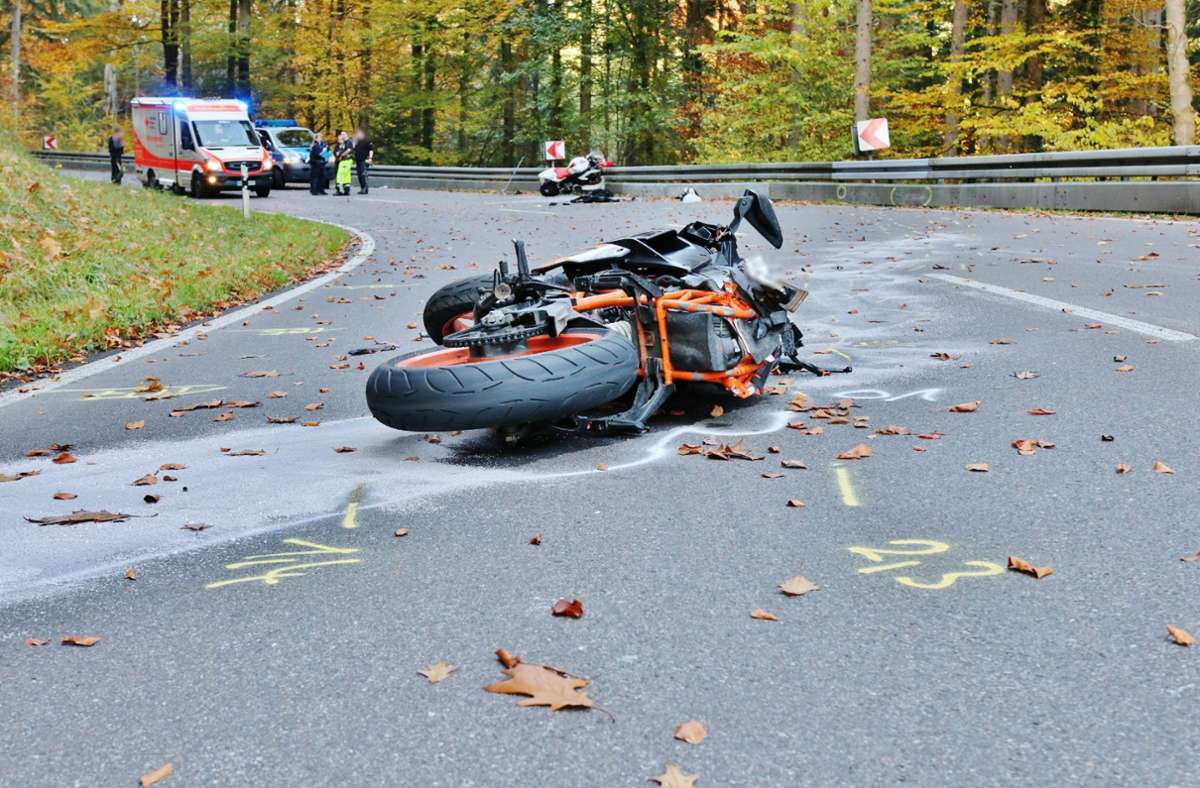 In einer Kurve berührten sich die Motorradfahrer und stürzten. Foto: 7aktuell/Kevin Lermer