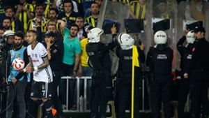 Bei dem Spiel der beiden Istanbiler Vereine war es zu Krawallen gekommen. Foto: AFP