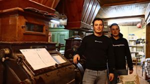 Die Brüder Jörg (l.) und Marc Pfannenschwarz haben die Leitung der Waldenbucher Stadtmühle im Januar von ihrem Vater übernommen und haben viel vor. Foto: Claudia Barner