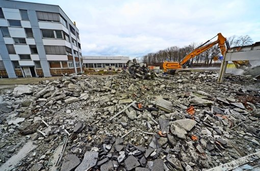 Bagger brechen die Gebäude auf dem Echterdinger Brixner-Areal ab. Bis Juli soll das Grundstück in einen bebaubaren Zustand versetzt werden. Foto: Norbert J. Leven