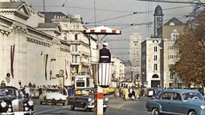 Autoverkehr auf der Königstraße um das  Jahr 1960. Foto: Haus des Dokumentarfilms