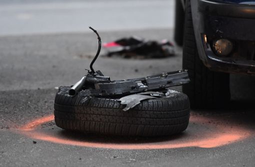 Ein  Reifen des BMW  wurde bei der Kollision mit dem geparkten Auto herausgerissen. Foto: dpa