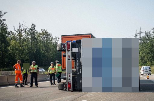 Strecke blockiert: Bei dem Unfall auf der A81 bei Böblingen-Hulb kippte ein Lkw-Anhänger um. Foto: SDMG/Dettenmeyer
