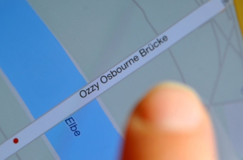 Einen Scherz haben sich Unbekannte mit Google erlaubt. Sie benannten die Waldschlößchenbrücke in Dresden kurzerhand in Ozzy Osbourne Brücke um.