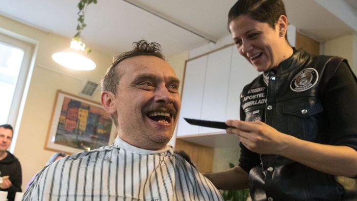 Friseure schneiden Obdachlosen gratis die Haare