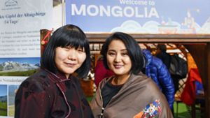 Dolgor Guntsetseg (links) und ihre Freundin leben seit mehr als 20 Jahren in Stuttgart. Von ihrer Heimat Mongolei schwärmen sie auf der CMT. Foto: Lichtgut//Leif Piechowski