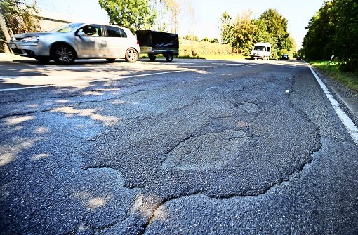Das Landratsamt sagt, es halte die Straße „in einem verkehrssicheren Zustand“ – wer auf der Strecke unterwegs ist, fährt zuweilen Schlangenlinien. Foto: Werner Kuhnle