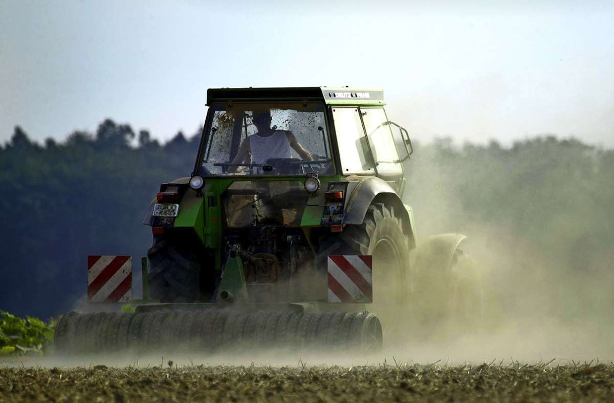 Ein Landwirt bearbeitet einen Acker – was trotz maschineller Unterstützung harte Arbeit ist. Doch das Image des Bauern ist oft ein anderes. Foto: Steffen Honzera