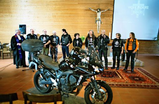 Selbst bei ausgewiesenen Biker-Messen steht nur  selten ein  Motorrad direkt vor dem Altar, wie am Sonntag beim Holy-Riders-Gottesdienst in der Jakob-Andreä-Kirche. Foto: Horst Rudel