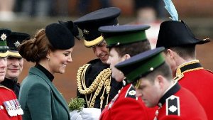 Prinz William (Mitte, hinten) und Herzogin Kate haben am Sonntag zum St Patricks Day an einer Parade der Irish Guards teilgenommen.  Foto: dpa/AP