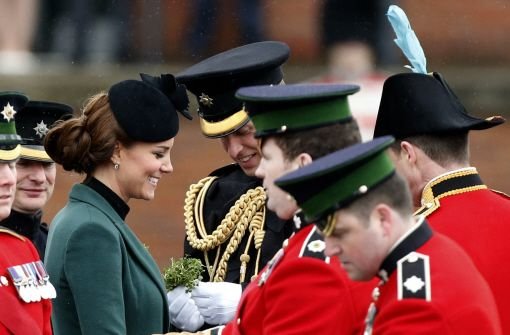 Prinz William (Mitte, hinten) und Herzogin Kate haben am Sonntag zum St Patricks Day an einer Parade der Irish Guards teilgenommen.  Foto: dpa/AP