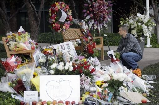 Vor der Apple-Zentrale hat sich der Gehsteig in ein Meer von Blumen verwandelt. Foto: AP