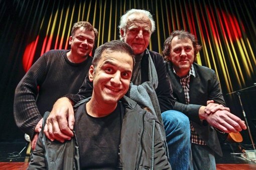 Ein Musiker und drei Comedians: Frank Wekemann, Özcan Cosar, Roland Baisch und Stefan Waghubinger (von links). Foto: factum/Granville