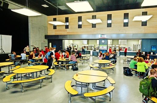 Sehr großzügig ist die moderne Mensa. Mittagessen können die Schüler aber auch im Food Court des Supermarkts. Foto: factum/Granville