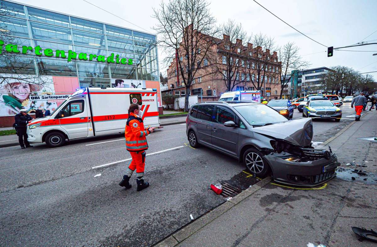 Schwerer Unfall mit Verletzten in Stuttgart-Feuerbach. Foto: 7aktuell/Alexander Hald
