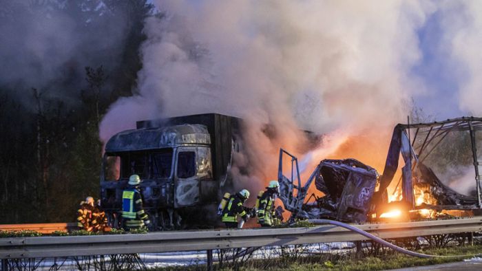 Lkw gehen in Flammen    auf – drei Schwerverletzte bei Unfall