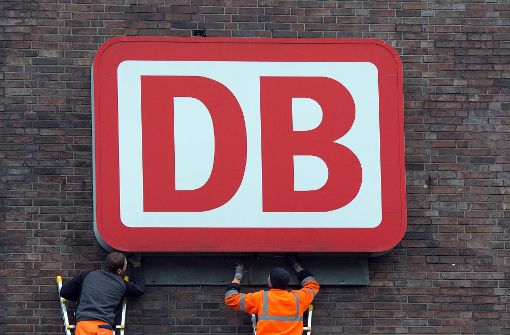 Monteure arbeiten  in Düsseldorf  an einem Unternehmensschild der Deutschen Bahn. Die Entscheidung über die Besetzung der noch offenen Vorstandsposten bei der Deutschen Bahn steht noch immer aus. Foto: dpa