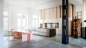 Viel Platz, hohe Decke: Küche und Essbereich im Industrieloft in Berlin-Kreuzberg. Foto: Marcus Wend Batek Architekten/Marcus Wend