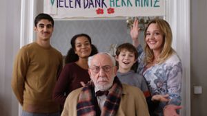 Dank Trixie (Alwara Höfels, rechts) und ihren Kindern entdeckt der pedantische Bildungsbürger Olaf Hintz (Dieter Hallervorden) sein Herz für Menschen. Foto: ZDF/Conny Klein