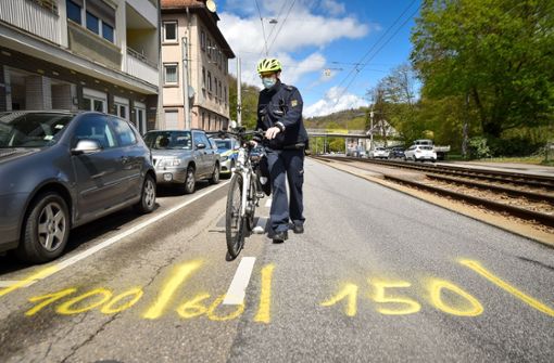 An der Böblinger Straße ist nicht überall genug Platz, um dass Autofahrer Radfahrer überholen können. Die Polizei hat das bei einer Aktion im Mai deutlich gemacht. Foto: Lichtgut/F. Iannone