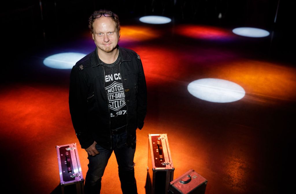 Andreas Desser alias DJ Andy mit seiner CD-Sammlung. Er schwört auf die silbernen Scheiben: „Die in der Hand zu halten ist doch viel besser als ein Mausklick.“ Foto: Jan Potente