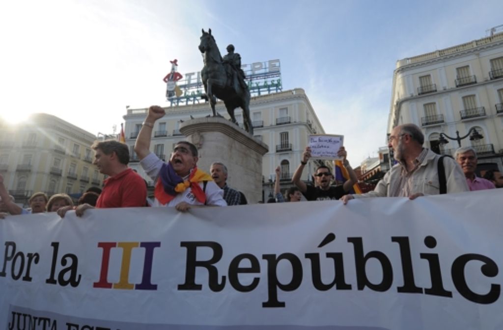 Tausende Spanier sind nach der Abdankung des Königs Juan Carlos auf die Straßen gegangen, um für ein Referendum zu demonstrieren, das den Bürgern die Möglichkeit gibt, sich für eine Republik und gegen die Monarchie zu entscheiden.