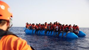 Seenotretter, wie hier im Mittelmeer, helfen Flüchtlingen. (Archivbild) Foto: dpa/Fabian Heinz